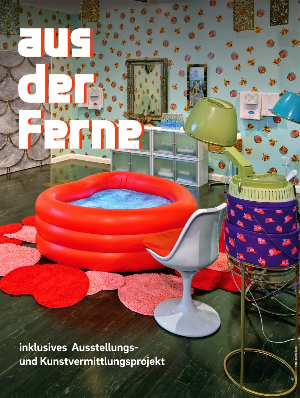 Es ist das Plakat der Ausstellung zu sehen, mit dem Titel "Aus der Ferne". Auf dem Plakat sieht man ein roter Plastik-Pool in einem Raum mit bunter Tapete. Neben dem Pool steht ein weißer Stuhl und eine Stehlampe